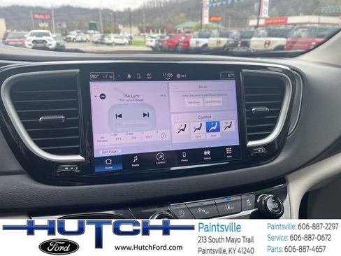 Used 2024 Chrysler Pacifica Touring-L FWD image 27