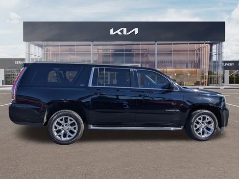 Used 2017 GMC Yukon XL SLT image 3