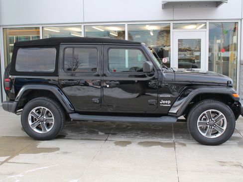 Used 2018 Jeep Wrangler Unlimited Sahara image 8