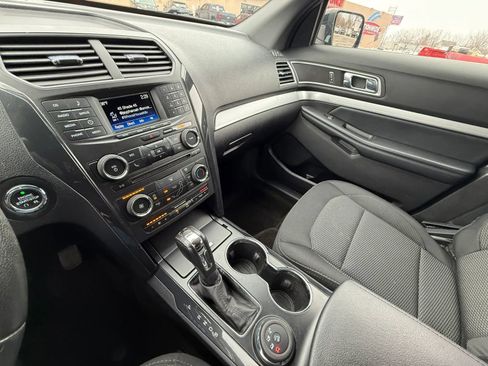 Used 2017 Ford Explorer XLT image 28