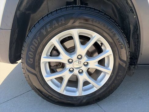Used 2017 Jeep Cherokee Latitude w/ Cold Weather Group AWD/4WD image 15