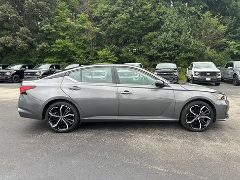 Used 2025 Nissan Altima 2.5 SR FWD image 2