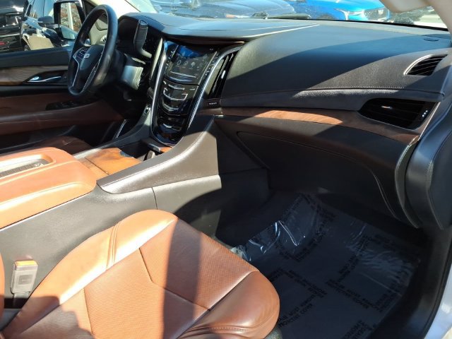 Used 2018 Cadillac Escalade Luxury AWD/4WD image 29