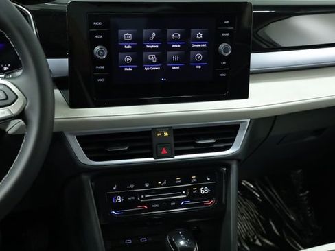 New 2026 Volkswagen Taos SE FWD image 16