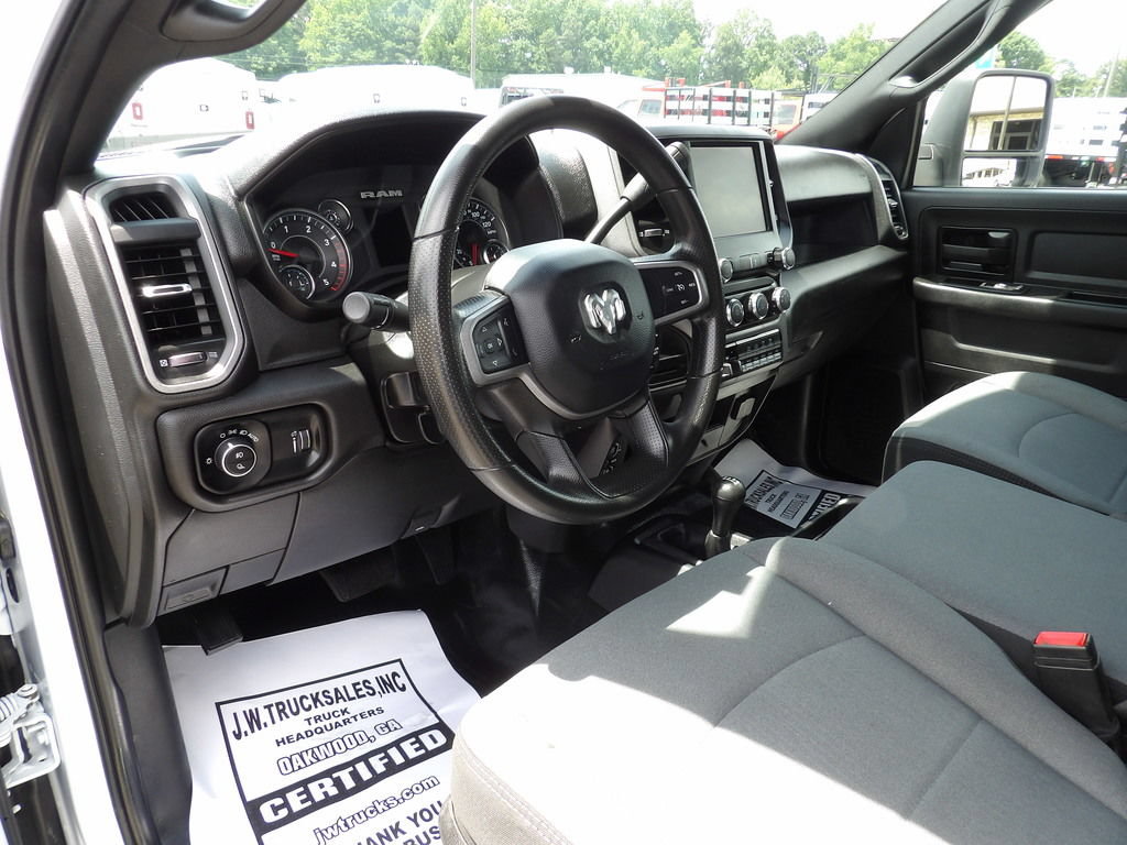 Used 2024 RAM 5500 Tradesman w/ Chrome Appearance Group AWD/4WD image 16