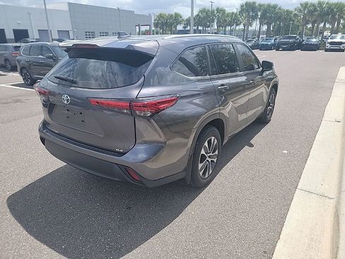 Used 2023 Toyota Highlander XLE image 3