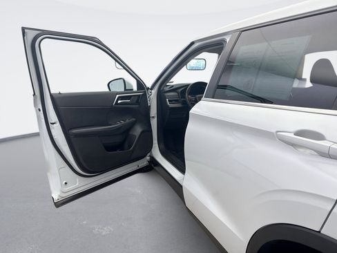 Used 2023 Mitsubishi Outlander SE image 9