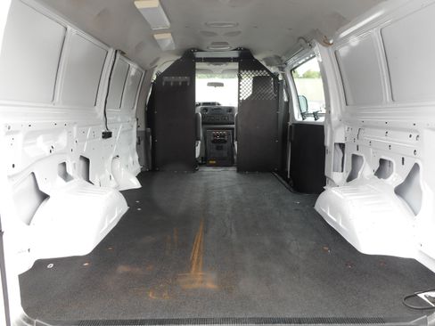 Used 2009 Ford E-350 and Econoline 350 Super Duty RWD image 17