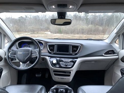 Used 2020 Chrysler Voyager Lxi w/ Cold Weather Group image 10