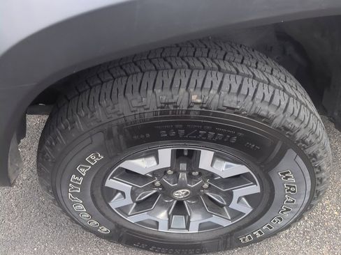 Used 2017 Toyota Tacoma TRD Off-Road image 6