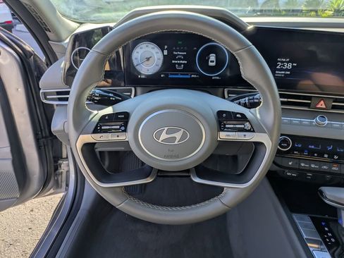 Used 2025 Hyundai Elantra SEL image 18