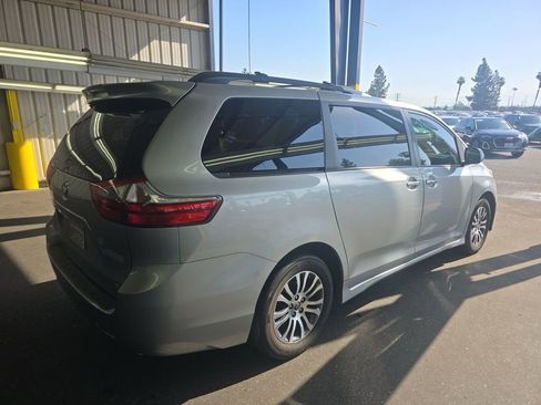 Used 2020 Toyota Sienna XLE w/ XLE Navigation Package image 11