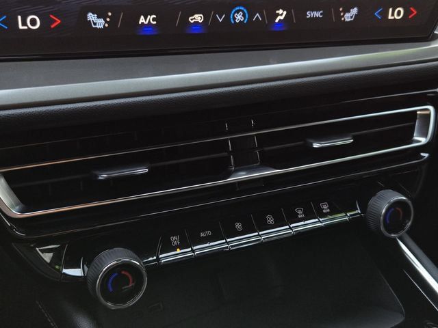 Used 2026 Chevrolet Traverse LT FWD image 24