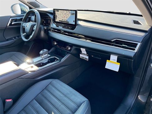 New 2025 Mitsubishi Outlander SE image 31