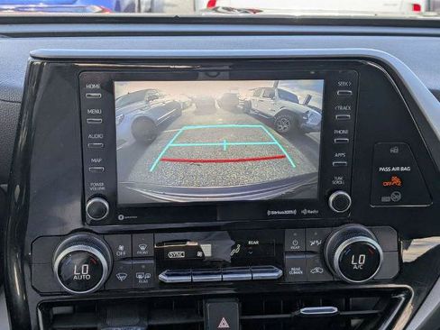 Used 2022 Toyota Highlander LE FWD image 28