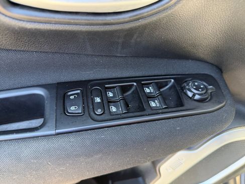 Used 2020 Jeep Renegade Latitude w/ Popular Equipment Group FWD image 17