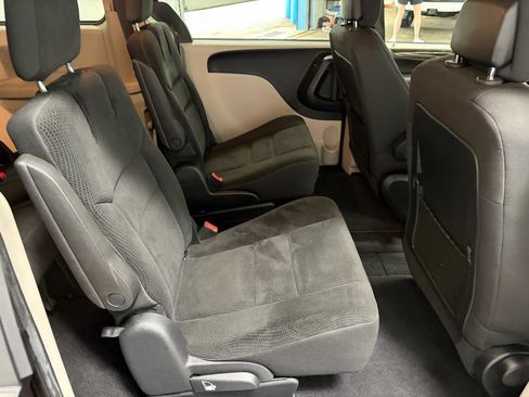 Used 2019 Dodge Grand Caravan SE FWD image 17