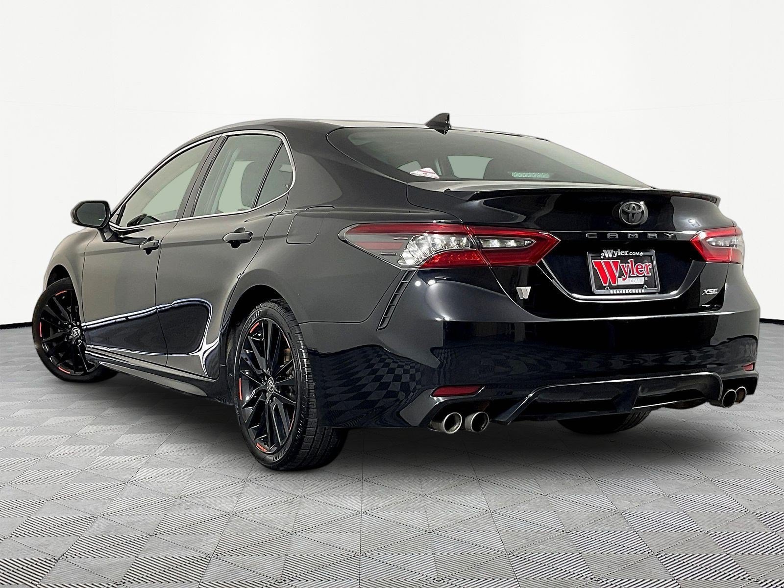 Used 2023 Toyota Camry XSE FWD image 4