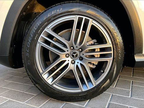 Used 2023 Mercedes-Benz GLS 450 4MATIC image 9