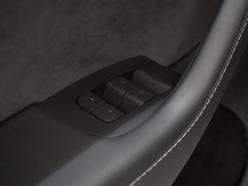 Used 2023 Tesla Model Y Performance image 23