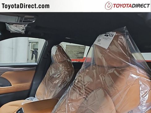 New 2026 Toyota Highlander Platinum AWD/4WD image 11