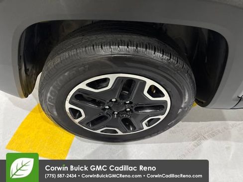 Used 2017 Jeep Renegade Trailhawk AWD/4WD image 42