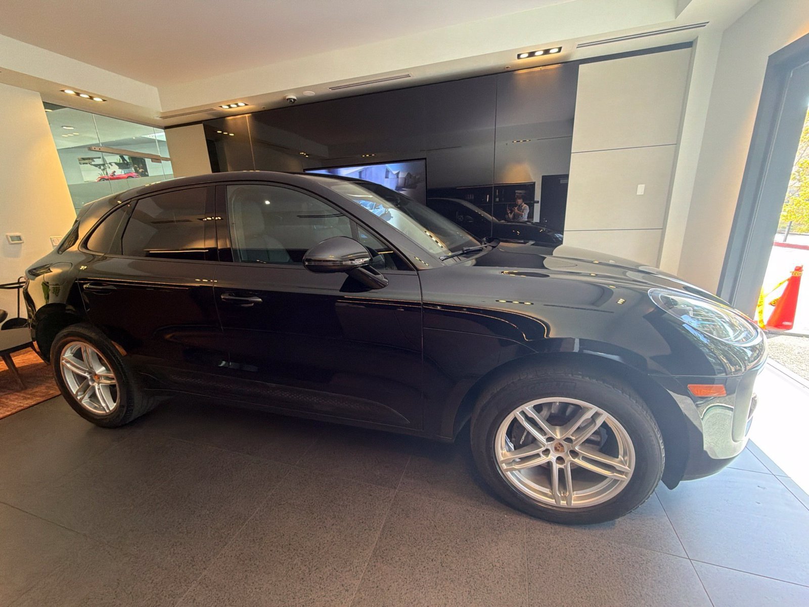 Used 2023 Porsche Macan AWD/4WD image 4
