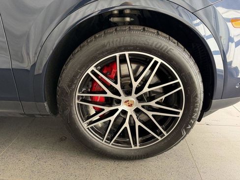 Used 2025 Porsche Cayenne S AWD/4WD image 13