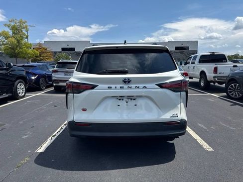 Used 2021 Toyota Sienna XLE FWD image 4