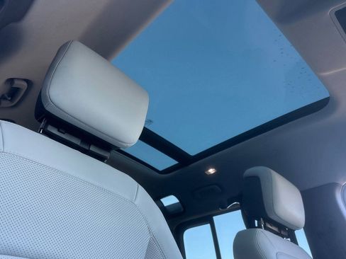 New 2026 Land Rover Defender 110 X-Dynamic SE image 13