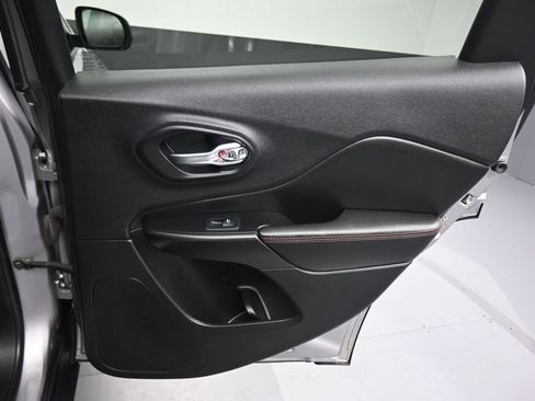 Used 2019 Jeep Cherokee Trailhawk AWD/4WD image 35