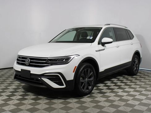 Used 2022 Volkswagen Tiguan SE w/ Panoramic Sunroof Package AWD/4WD image 3