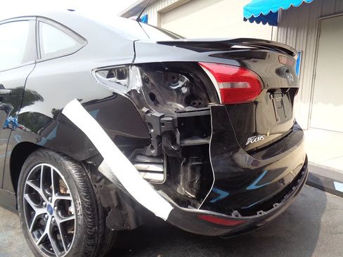 Used 2016 Ford Focus SE w/ SE Sport Package FWD image 2