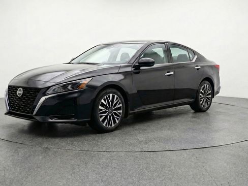 Used 2025 Nissan Altima 2.5 SV image 3