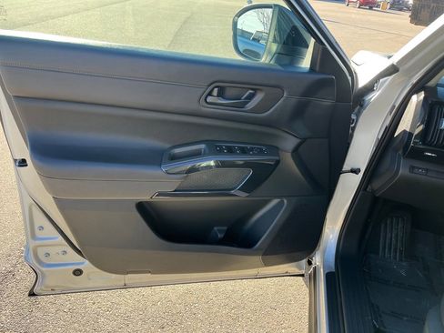 Used 2024 Nissan Pathfinder S image 27