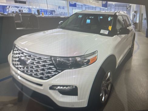 Used 2020 Ford Explorer Platinum w/ Premium Technology Package AWD/4WD image 16