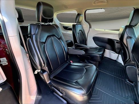 Used 2023 Chrysler Pacifica Touring-L AWD/4WD image 11