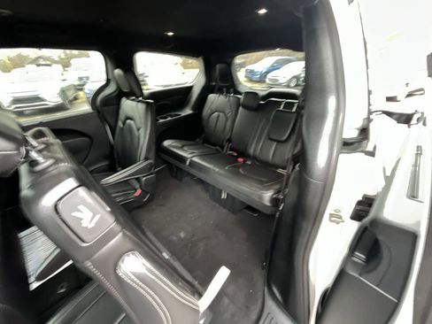 Used 2024 Chrysler Pacifica Touring-L w/ S Appearance Package FWD image 22