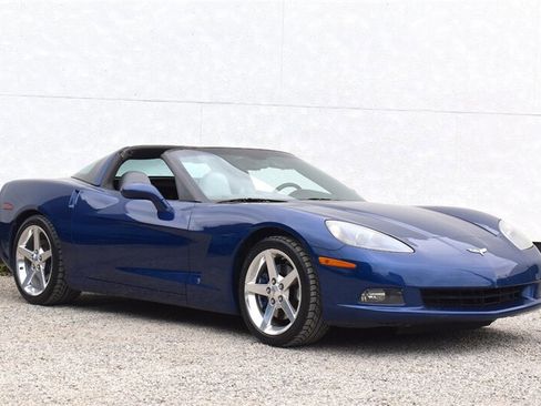 Used 2005 Chevrolet Corvette Coupe w/ Preferred Equipment Group RWD image 2