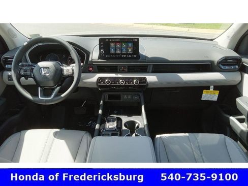 Used 2025 Honda Pilot Touring image 11
