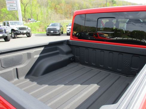 Certified 2025 Jeep Gladiator Sport AWD/4WD image 13