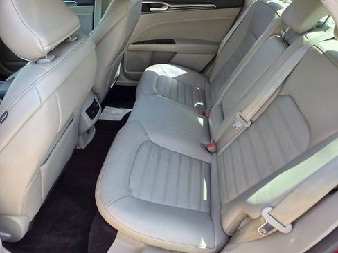 Used 2017 Ford Fusion SE w/ Fusion SE Technology Package image 11