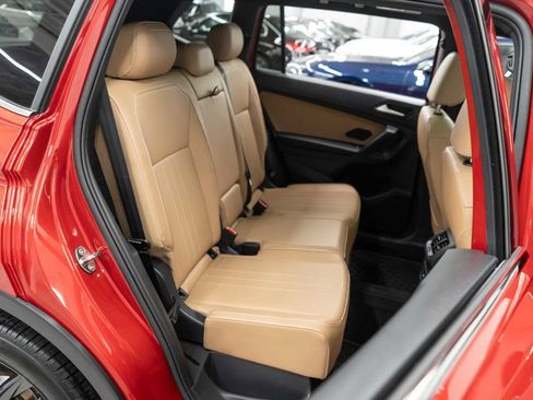 Used 2024 Volkswagen Tiguan SE w/ Panoramic Sunroof Package image 12