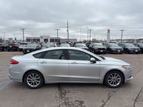Used 2017 Ford Fusion SE image 4
