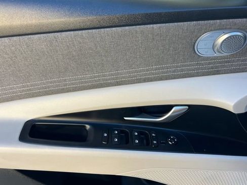 Certified 2025 Hyundai Elantra Limited FWD image 13