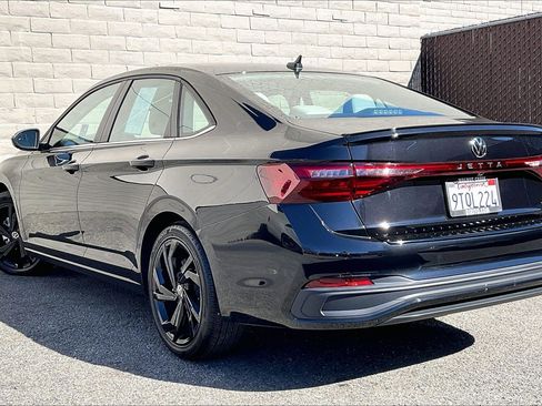 Certified 2025 Volkswagen Jetta SE w/ Black Wheel Package image 10