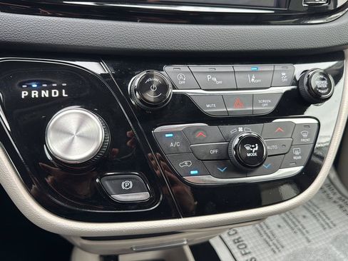 Used 2024 Chrysler Pacifica Touring-L FWD image 19