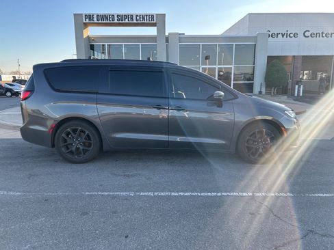 Used 2022 Chrysler Pacifica Touring-L w/ S Appearance Package image 5