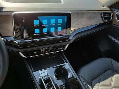 Used 2025 Volkswagen Atlas SE image 13