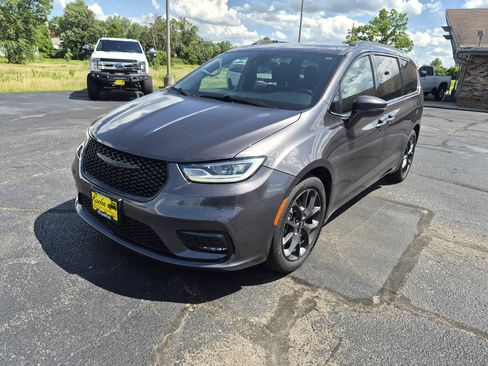 Used 2022 Chrysler Pacifica Touring-L w/ S Appearance Package FWD image 4